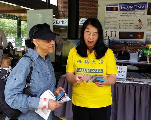 Seorang praktisi memberikan Rosi pengenalan singkat Falun Gong