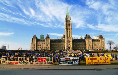 Praktisi Falun Gong berkumpul di Parliament Hill untuk meminta dukungan pemerintah Kanada untuk membantu menghentikan penganiayaan terhadap Falun Gong di Tiongkok.