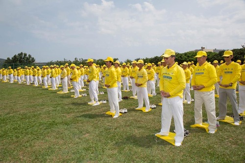 Para praktisi di Taiwan Selatan membentuk formasi huruf besar dan memperagakan lima perangkat latihan Falun Dafa