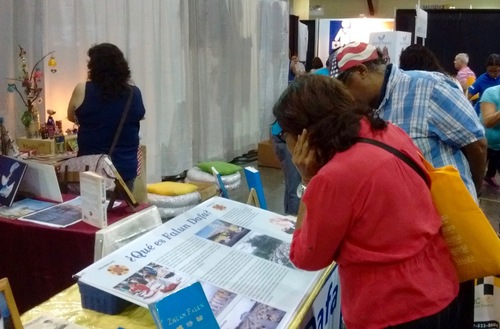 San Juan, Puerto Rico: Orang-orang juga membaca tentang penganiayaan / penyiksaan terhadap praktisi Falun Dafa di Tiongkok yang dilakukan oleh pemerintah komunis