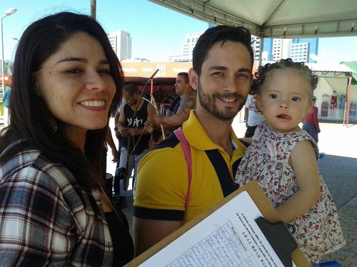 Pasangan dari Brasilia menandatangani petisi yang mengecam penganiayaan. 