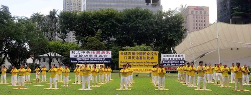 Memperagakan latihan Falun Gong di Taman Hong Lim sebelum mengumpulkan tanda tangan.