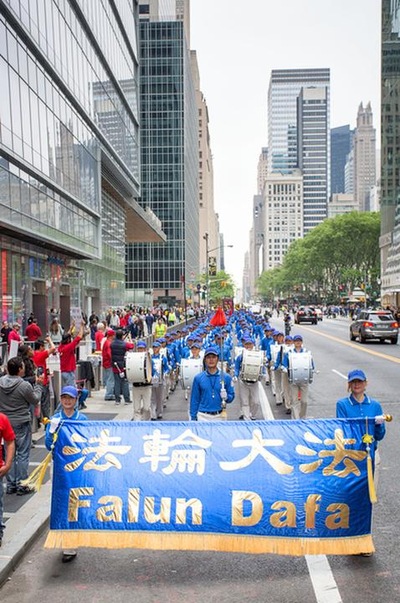 Wawasan Sebagian dari 10000 Orang yang Berparade di New York untuk Merayakan Hari Falun Dafa