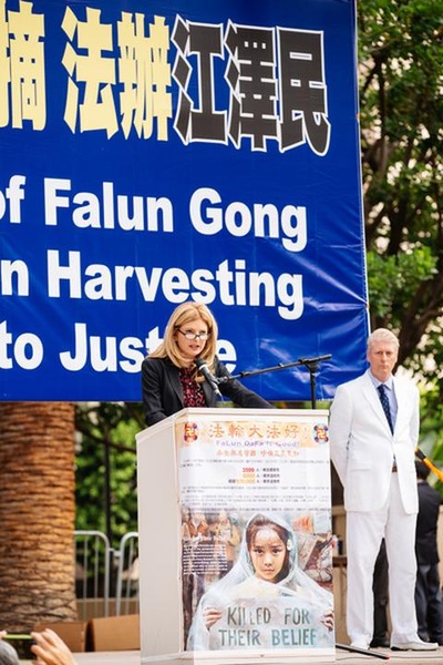Los Angeles: Rapat Umum 4000 Orang Menyerukan Menghentikan Penganiayaan / Penyiksaan Falun Gong di Tiongkok