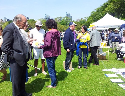 Seorang pria dari Italia (membawa tongkat) mempelajari Falun Gong beberapa tahun yang lalu, tetapi berhenti karena berbagai alasan. Ia senang bertemu dengan praktisi hari itu sehingga dapat meneruskan berlatih