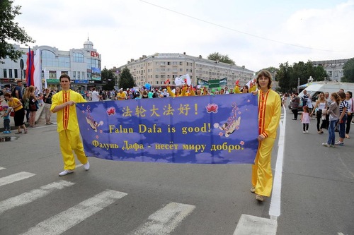 Kontingen Falun Gong di pawai