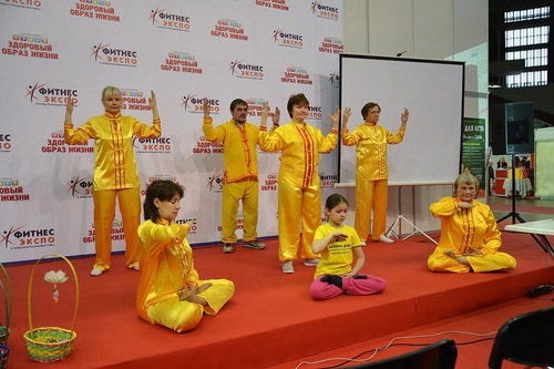Praktisi Falun Gong memperagakan latihan di panggung utama.