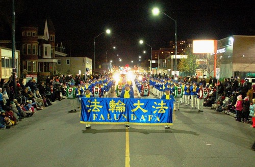 Tian Guo Marching Band Toronto di Pawai Santa Claus di London