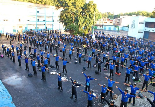 Lebih dari 600 petugas polisi mempelajari latihan Falun Dafa di Kota Meksiko