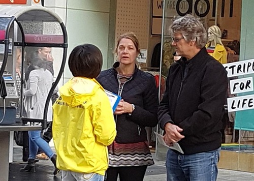 Praktisi Falun Gong memberitahu orang-orang mengenai fakta penganiayaan di Tiongkok