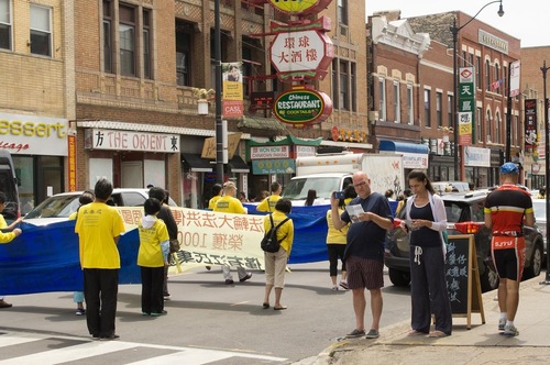 Praktisi memberitahu publik tentang apa itu Falun Gong sesungguhnya