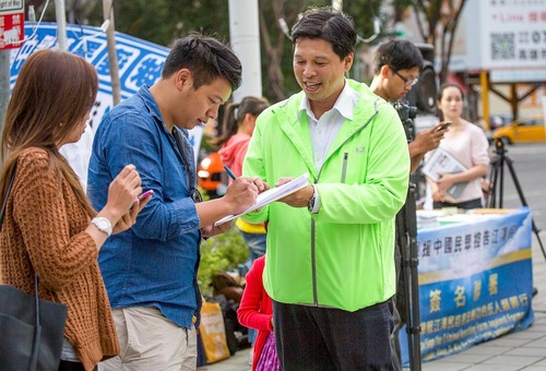 Para praktisi Falun Gong di Kaohsiung mengadakan serentetan kegiatan pada 6 Desember 2015