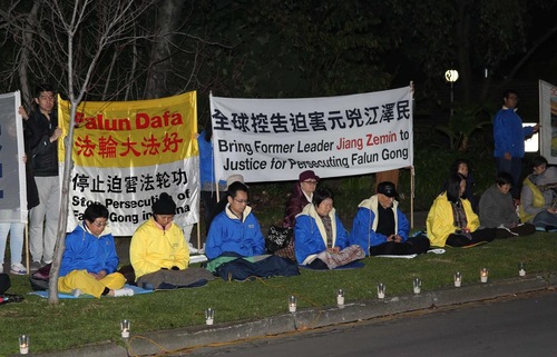 Praktisi Falun Gong di Melbourne, Australia mengadakan nyala lilin di depan Konsulat Tiongkok pada malam hari, 20 Juli 2016