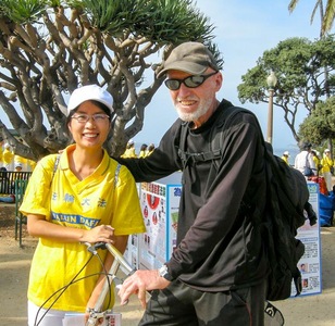 Pelatih Ski Ionel bersama praktisi Falun Gong