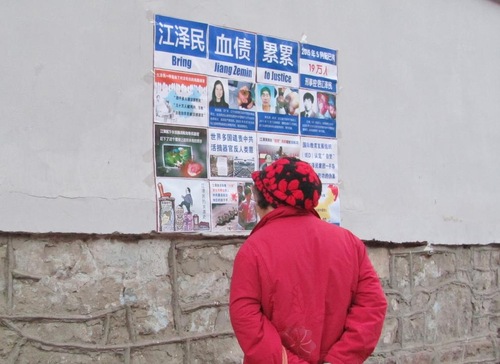 Seorang pejalan kaki membaca poster di Jinan, ibu kota Provinsi Shandong.