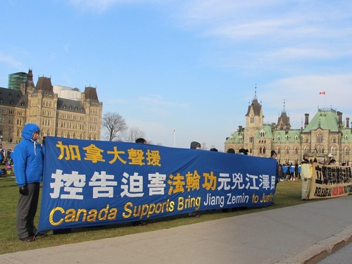 Praktisi Falun Gong berkumpul di Parliament Hill pada 9 Desember untuk menghimbau pemerintah Kanada untuk membantu mengakhiri penindasan terhadap Falun Gong di Tiongkok.