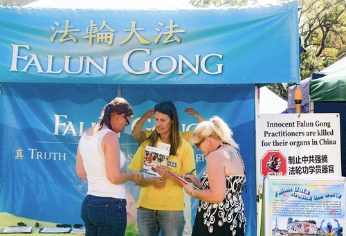 Berbicara tentang Falun Gong dan penganiayaan di Festival Kwinana, Australia