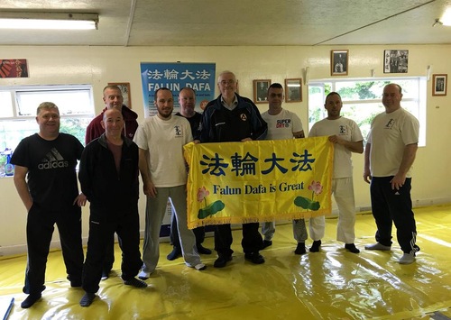 Setelah mempelajari latihan, praktisi seni bela diri membentangkan spanduk “Falun Dafa Hao (baik)” untuk menunjukkan dukungan mereka kepada Falun Gong