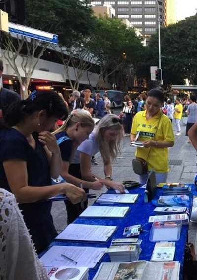 Banyak orang menandatangani petisi untuk mendukung Falun Gong