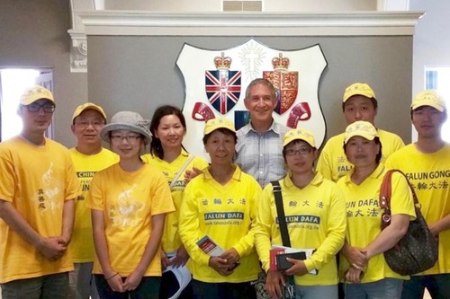 Mike O'Brien, Walikota Fredericton, New Brunswick (tengah, kemeja putih), menunjukkan dukungannya bagi Falun Gong.