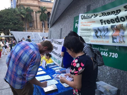 Praktisi Falun Gong mendirikan stan di King George Square untuk meningkatkan kesadaran terhadap penindasan