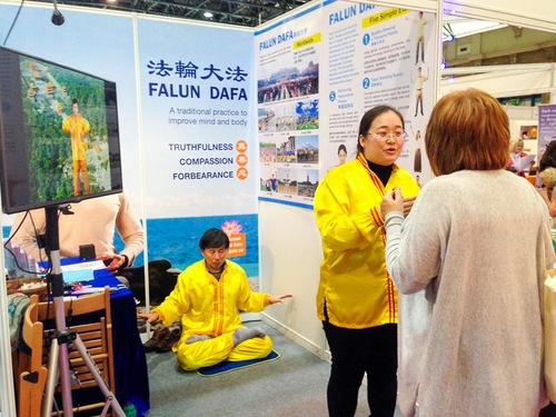 Alexandra Palace di London, Seorang pengunjung pameran mempelajari tentang latihan Falun Gong.