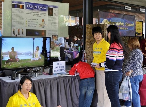 Orang-orang menandatangani petisi mendukung perlawanan damai Falun Gong.