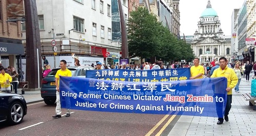 Praktisi Falun Gong melakukan pawai dari Balai Kota menuju Donegall Place, Royal Avenue dan Castle Place, lalu kembali ke Arthur Square