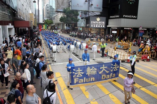 Tian Guo Marching Band memimpin pawai.