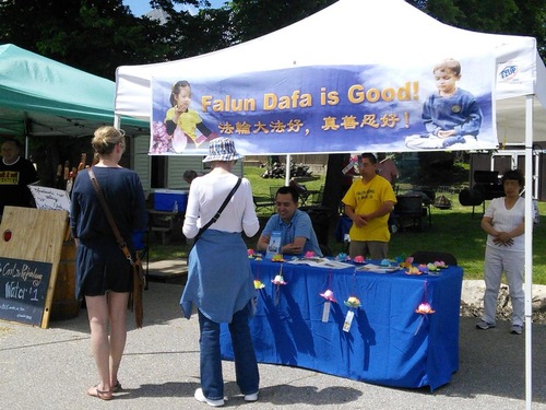 Praktisi memperkenalkan Falun Gong kepada para pengunjung di Festival Strawberry di Kimmswick, Missouri