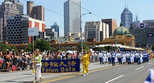 Praktisi Falun Gong berpartisipasi di Pawai “Australia Day” di pusat kota Melbourne. Penonton terkesan dan memberi tepuk tangan hangat