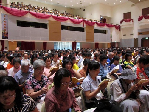 Praktisi Falun Gong belajar bersama dalam kegiatan tahunan mereka di Pusat Kegiatan Pemuda Chientan