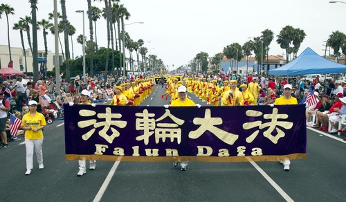 Praktisi Falun Dafa mengikuti perjalanan 4 mil long march di Huntington Beach di California pada tanggal 4 Juli 2015.