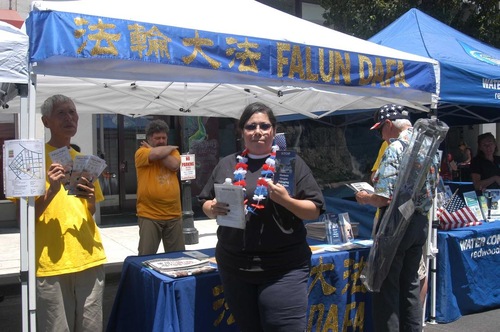 Warga setempat Gaitán Gomerz mengambil setumpuk materi Falun Gong. Dia berkata, 
