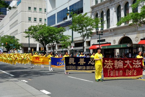 Tim genderang pinggang Falun Gong dalam Parade Hari Kemerdekaan di Philadelphia.