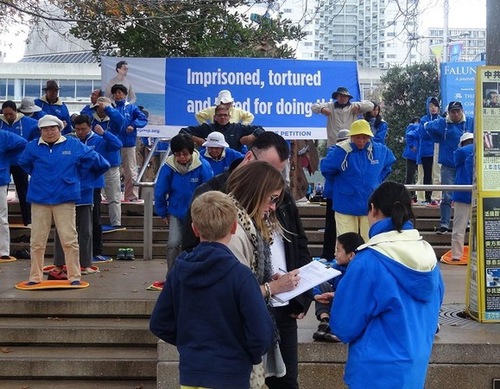 Peragaan latihan Falun Gong di Aotea Square, Auckland