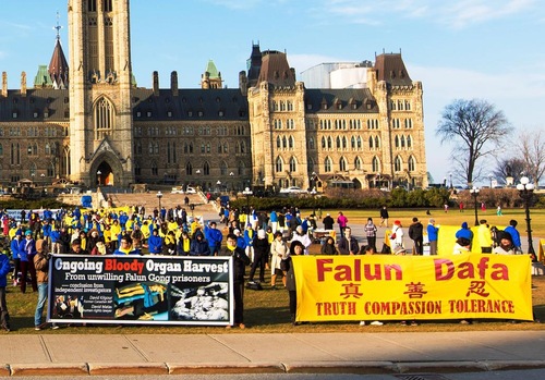  Praktisi Falun Gong berkumpul di Parliament Hill untuk meminta dukungan pemerintah Kanada untuk membantu menghentikan penganiayaan terhadap Falun Gong di Tiongkok.