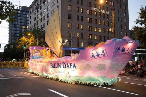 Kendaraan hias praktisi Falun Dafa di Torchlight Parade. Tiga karakter Mandarin di sampingkapalbertuliskan