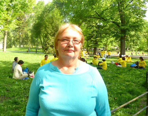 Marjoram Allen belajar latihan Falun Dafa di Central Park.