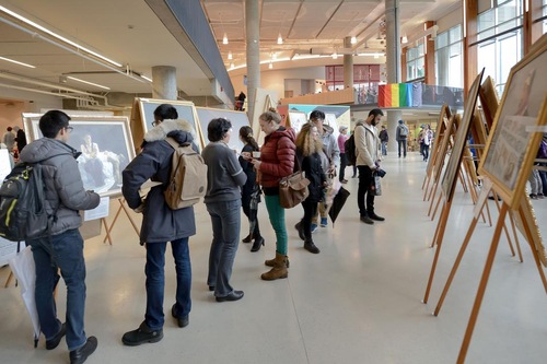 Para pengunjung menghadiri Pameran Seni Zhen Shan Ren di Pusat Pelayanan Mahasiswa yang baru selesai dibangun di University of British Columbia