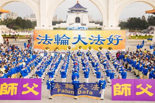 Tian Guo Marching Band, yang terdiri dari para praktisi setempat, serta anak-anak kecil memainkan beberapa lagu yang diciptakan oleh praktisi