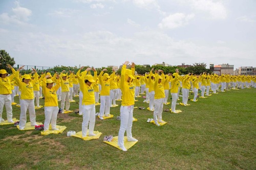 Para praktisi di Taiwan Selatan membentuk formasi huruf besar dan memperagakan lima perangkat latihan Falun Dafa