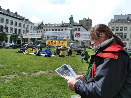 Pada sore hari, praktisi Falun Gong memperagakan latihan dan membagikan brosur di depan Gedung Parlemen Eropa 