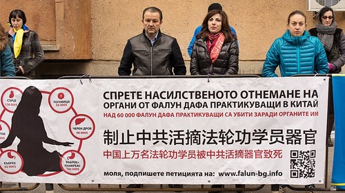 Praktisi Falun Gong mengadakan protes damai di depan Kedubes Tiongkok di Sofia.