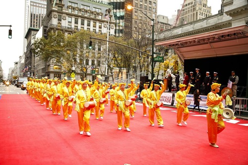 Falun Gong Menampilkan Tian Guo Marching Band di Pawai Hari Veteran New York