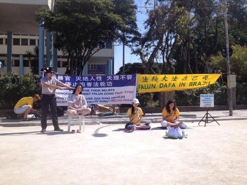 Praktisi memperagakan penyiksaan yang dihadapi praktisi Falun Gong dalam penjara Tiongkok.