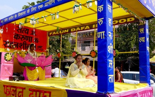 Kendaraan hias Falun Dafa di Festival Dussera, Mysore, India.