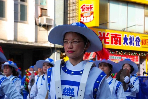 Huang Li’e, seorang guru SD dan anggota Tian Guo Marching Band telah berlatih Falun Dafa selama 18 tahun. “Perubahan terbesar yang diberikan Falun Dafa kepada saya adalah saya mampu mencari ke dalam atas kekurangan diri sendiri ketika terjadi konflik dengan orang lain”