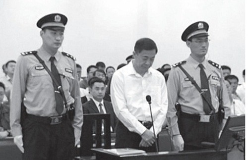  Bo Xilai, Mantan Sekretaris PKT di Chongqing, ketika di persidangan. Ia dijatuhi hukuman penjara seumur hidup.