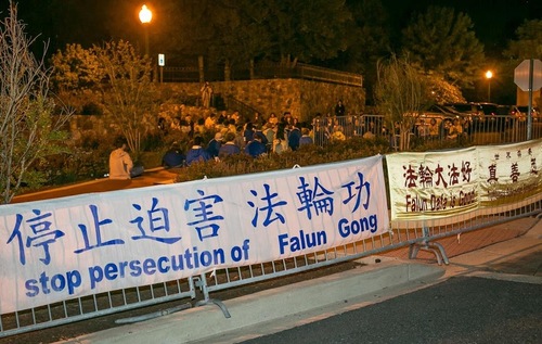 Praktisi Falun Gong di wilayah DC menggelar kegiatan nyala lilin di depan Kedutaan Besar Tiongkok pada malam hari, 24 April untuk mengenang 17 tahun permohonan damai 25 April